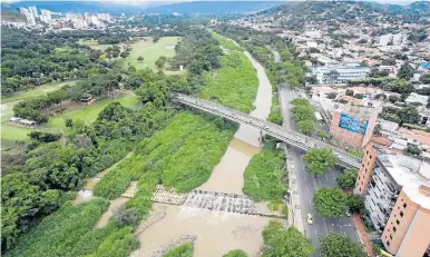  ??  ?? 2017: SI BIEN LAS RECIENTES LLUVIAS parecen recuperar el caudal, el contraste es evidente y la reducción del cauce es dramático.