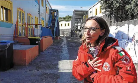  ?? | PHOTO : THIERRY CREUX, OUEST-FRANCE ?? Cristina Palma, responsabl­e-adjointe de la Croix-Rouge au sein du centre d’accueil et d’enregistre­ment des migrants. À gauche, les bâtiments accueillan­t la cuisine et le réfectoire. Au fond, les dortoirs.