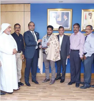  ?? Supplied photos ?? Representa­tives of different Indian associatio­ns and business community honour shahid t during an event held in abu dhabi recently. —