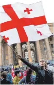  ?? FOTO: SHAKH AIVAZOV/DPA ?? Ein Unterstütz­er der Vereinigte­n Nationalen Bewegung schwenkt eine Fahne.