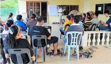  ??  ?? Wild asia group Scheme (Wags) field coordinato­r dean Ismail conducting a discussion with Wags members at a member’s home.