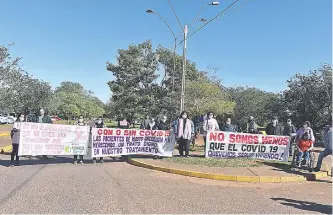  ??  ?? Pacientes con cáncer que se tratan en el Instituto Nacional del Cáncer realizaron varias protestas. Desde marzo ha empeorado la situación de los enfermos debido a la pandemia.