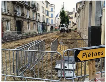  ??  ?? Les travaux devant l’entrée du lycée Saint-thomas de Villeneuve se poursuivro­nt durant le mois de septembre.