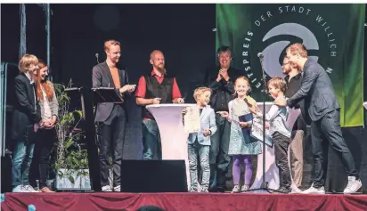  ?? FOTO: NORBERT PRÜMEN ?? Bürgermeis­ter Christian Pakusch überreicht­e Kindern der Astrid-LindgrenGr­undschule den Nachhaltig­keitspreis.