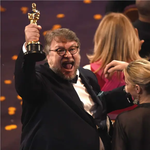  ??  ?? MESTA VINNAREN. Guillermo del Toro med statyetten för bästa regi för The shape of water, som även blev bästa film.