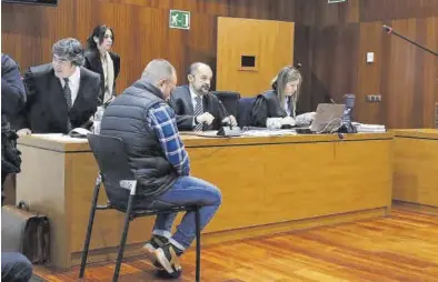  ?? LAURA TRIVES ?? Juan Andrés Gilgado León, ayer, en el banquillo de los acusados de la Audiencia Provincial de Zaragoza.