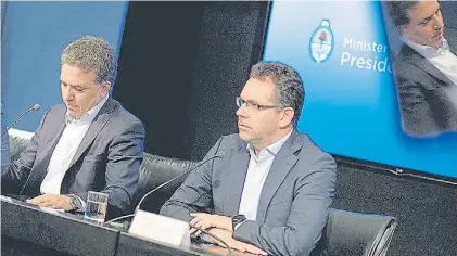  ??  ?? Dupla. Nicolás Dujovne y Guido Sandleris, desde Hacienda y el BCRA la política es contractiv­a.