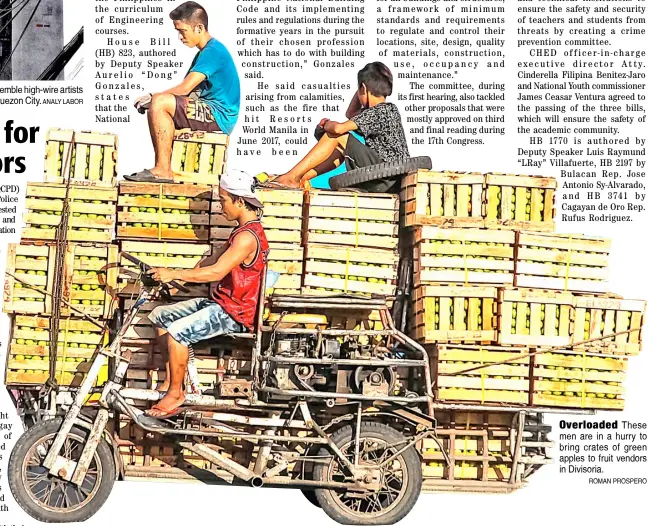  ?? ROMAN PROSPERO ?? Overloaded These men are in a hurry to bring crates of green apples to fruit vendors in Divisoria.