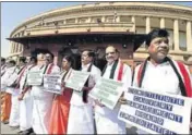  ??  ?? AIADMK leaders raise slogans in New Delhi to demand constituti­on ■ of Cauvery Management Board. ARVIND YADAV/HT FILE