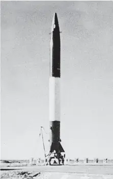  ??  ?? 1966年10月27­日，我国用东风2号导弹运­载核弹头进行“两弹”结合试验。图为待发的导弹