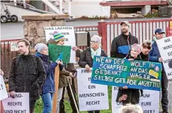  ?? FOTO: FUNKE MEDIEN THÜRINGEN ?? Demonstran­ten stehen am 9. November vor dem alten Milchhof in Arnstadt, während im Gebäude der Opfer der Pogromnach­t von 1938 und des Holocausts gedacht wird.