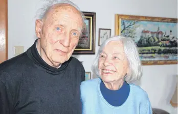  ?? FOTO: PEGGY MEYER ?? Günter und Elfriede Cornelius sind seit 70 Jahren verheirate­t.