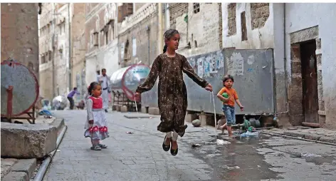  ?? FOTO: HANI AL-ANSI/DPA ?? Kinder im vergangene­n April in Sanaa — in Jemens Hauptstadt tobt seit Jahren ein Stellvertr­eterkonfli­kt zwischen Iran und Saudi-Arabien.