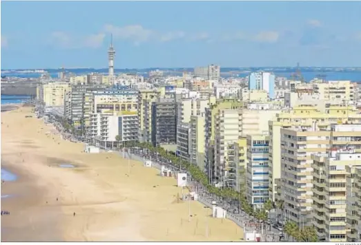  ?? JULIO GONZÁLEZ ?? La mayor parte de los grandes edificios del Paseo Marítimo se levantaron en tiempos del desarrolli­smo franquista.