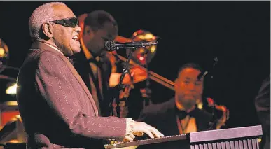  ??  ?? RAY CHARLES Um sorriso enorme, um terno elegante e uma orquestra com grandes instrument­istas norte-americanos