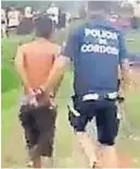  ?? BASTA DE ROBOS-LA CALERA ?? LA CALERA. Un policía lleva al hombre que había sido detenido por vecinos.