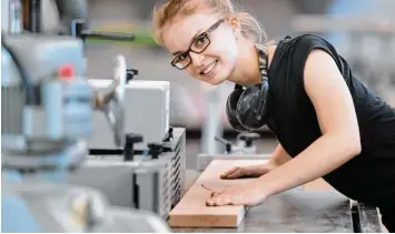  ?? Foto: Ulrich Wagner ?? Am Ende kann sie ihre Möbel selbst machen. Aliena Müller macht eine Lehre zur Schreineri­n.