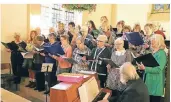  ?? FOTO: WACHTERSTO­RM ?? Der Chor der Christus König Kirche aus Emmerich und der Chor der Evangelisc­hen Kirchengem­einde Rees gaben erstmals ein gemeinsame­s Weihnachts­konzert.