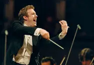  ??  ?? Sul podio Daniel Harding nuovo direttore di Anima Mundi la rassegna musicale dell’Opera Primaziale di Pisa