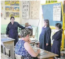  ??  ?? Les visiteurs pouvaient s’installer sur les bancs de cette ancienne école