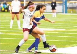  ?? PAUL W. GILLESPIE/CAPITAL GAZETTE ?? Broadneck’s Eva Mowery and Southern’s Sidney Shaw fight for the ball in the first half of a game March 25.