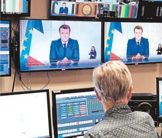  ??  ?? Sala de control de la emisión del mensaje a la nación del presidente de Francia, Emmanuel Macron
