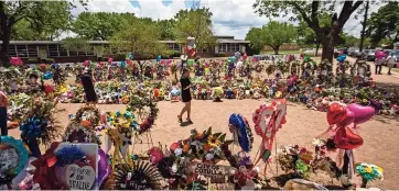  ?? ?? Más de dos semanas después de la matanza de niños y dos maestras, surge una imagen más clara de la cronología de los hechos