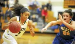  ?? JIMMY ZANOR - THE MIDDLETOWN PRESS ?? Hand senior Gabby Martin looks to drive past Mercy senior Keri Kernisan on Monday night in Madison.