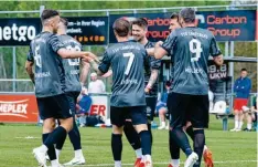  ?? Foto: Christian Rudnik ?? Der TSV Landsberg feiert im vorletzten Heimspiel der laufenden Fußball-Bayernliga einen Kantersieg gegen Ismaning.