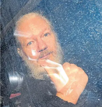  ?? VICTORIA JONES/DPA ?? Preso desde que la embajada de Ecuador en Londres dejó de darle asilo, Julian Assange, creador de WikiLeaks, está a punto de ser extraditad­o a los EE.UU., donde podría ser condenado por espionaje.