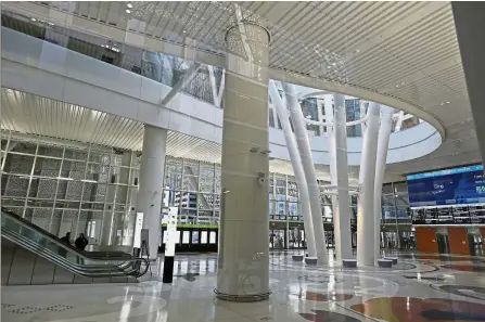  ??  ?? Services interrupte­d: Police guarding the Salesforce Transit Center in San Francisco following its closure. — AP