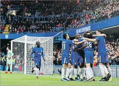  ?? CATHERINE IVILL / GETTY ?? Jugadors del Chelsea celebrant un gol a Stamford Bridge