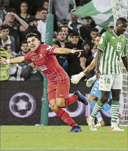  ?? FOTO: EFE ?? Marcos Acuña celebra su gol ante un resignado William Carvalho en el arranque del segundo tiempo
