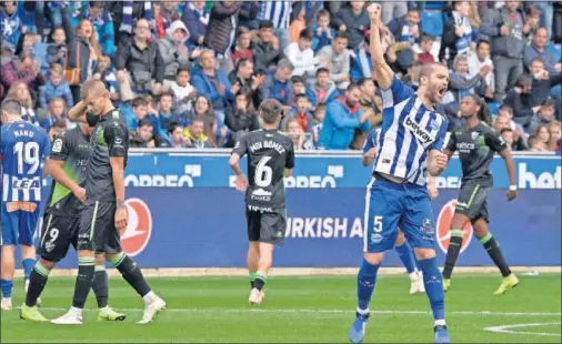  ??  ?? APOTEOSIS. El central Laguardia celebra el triunfo albiazul mientras la plantilla oscense se lamenta por la ocasión perdida.