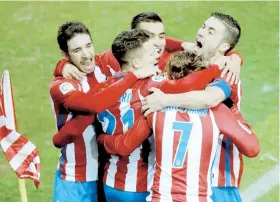  ??  ?? Los jugadores del Atlético festejan tras completar una increíble remontada que les permitió mantenerse entre los primeros cuatro.