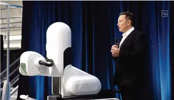  ?? (28 AOÛT 2020/NEURALINK/AFP) ?? Elon Musk à côté d’un robot chirurgica­l lors d’une présentati­on sur Neuralink.