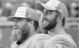  ?? JOE CAVARETTA/SUN SENTINEL ?? Dolphins quarterbac­ks Josh Rosen and Ryan Fitzpatric­k watch during a game in 2019.