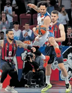  ?? ?? Shane Larkin, base del Efes, salta a por un balón.