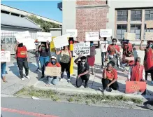  ?? Picture: RANDELL ROSKRUGE ?? ALL FOR THE CAUSE: EFF members hold placards in solidarity with the Black Lives Matter demonstrat­ions in Fleet Street on Monday.