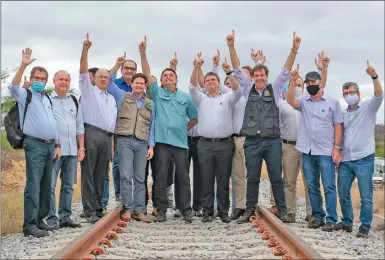  ?? FOTOS PÚBLICAS ?? BAHÍA. Lanzó su mensaje en la inauguraci­ón de un enlace ferroviari­o, al que ni siquiera mencionó.