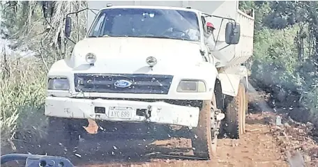  ??  ?? Camión tipo tumba de la Gobernació­n de Guairá, fotografia­do por los concejales denunciant­es de José Fassardi.