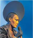  ?? FOTO: DPA ?? Die US-Sängerin Grace Jones hat auch schon vor Lady Gaga auf der Bühne gezeigt, was ausgefalle­ne Kleidung ist.