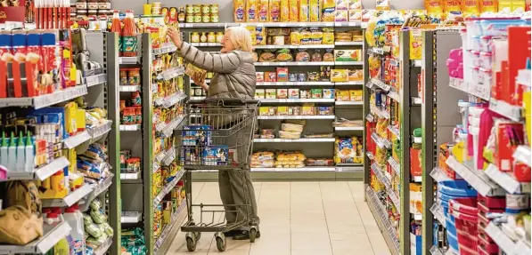  ?? Symbolfoto: Ralf Lienert ?? Für Senioren ist der Supermarkt nicht immer leicht zu erreichen. Auch liegen viele Produkte ganz oben im Regal. In Kissing bietet das Mehrgenera­tionenhaus seit drei Monaten einen ehrenamtli­chen Fahrdienst an. Die Freiwillig­en begleiten die älteren...