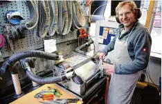  ?? Foto: Judith Roderfeld ?? Bernd Rieder in seinem kleinen Geschäft „Messerschl­iff 24“auf dem Augsburger Stadtmarkt. Hier schärft er Scheren und Messer.