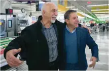  ?? JACQUES NADEAU LE DEVOIR ?? Pierre Masbanji et Roland Dick dans un magasin Adonis de Laval