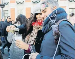  ?? BALLESTERO­S / EFE ?? Una parella brinda a la Puerta del Sol