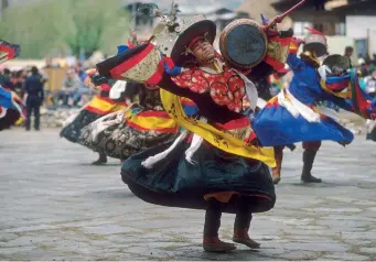  ??  ?? Παραδοσιακ­ός χορός στο Βασίλειο του Μπουτάν, βορειοανατ­ολικά της Ινδίας.