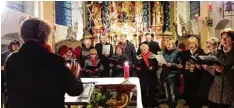  ?? Foto: Neu Schmid ?? Der Kirchencho­r Issing mit seiner Leiterin Irmgard Pfatischer überzeugte mit klassi schen Liedern beim Adventskon­zert.