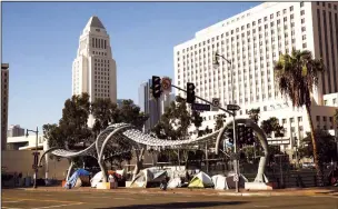  ?? AL SEIB/LOS ANGELES TIMES ?? Homeless people erected tents along Los Angeles Street over the 101 Freeway on Friday, November 13, 2020 in Los Angeles.