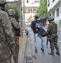  ??  ?? un soldado revisa la mochila de un residente en Río de Janeiro